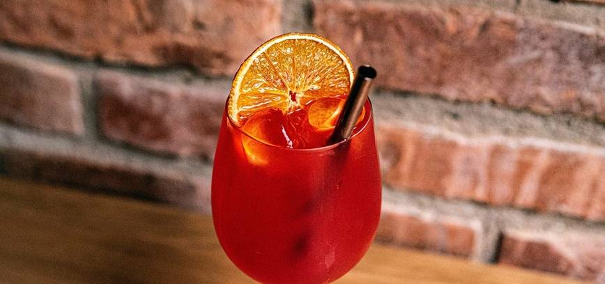 Romantiški ir spalvingi kokteiliai Ponų bare